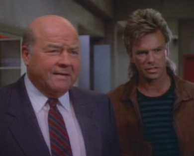Angus MacGyver Trucs et Astuces - 4x18 Le Ren�gat - Peter Thornton et MacGyver � la Fondation Phoenix, tard le soir